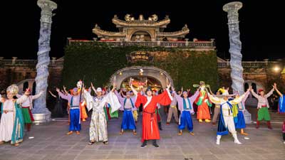 Thế Giới Hội An, mini show chào khách